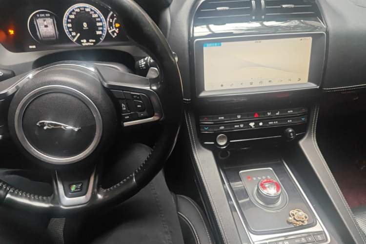 Used Jaguar F-PACE 2016 3.0 SC Four-Wheel Drive R-Sport Sport Edition Audio And AC Panel
