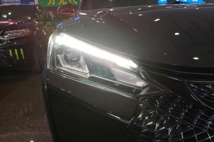 Used Dongfeng Aeolus Yixuan 2022 230T Automatic Adaptive-Beam Knight Edition Right Front Headlight