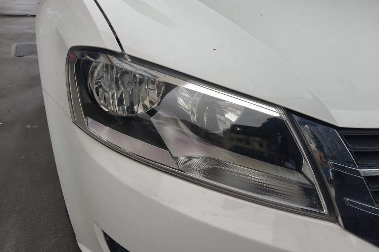 Used Volkswagen Lavida 2013 1.6L Automatic Fashion Edition Right Front Headlight