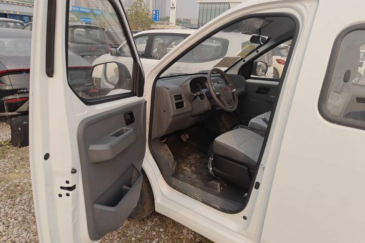 Used Wuling Yangguang 2024 300KM Comfort Version Passenger Van 75kW
