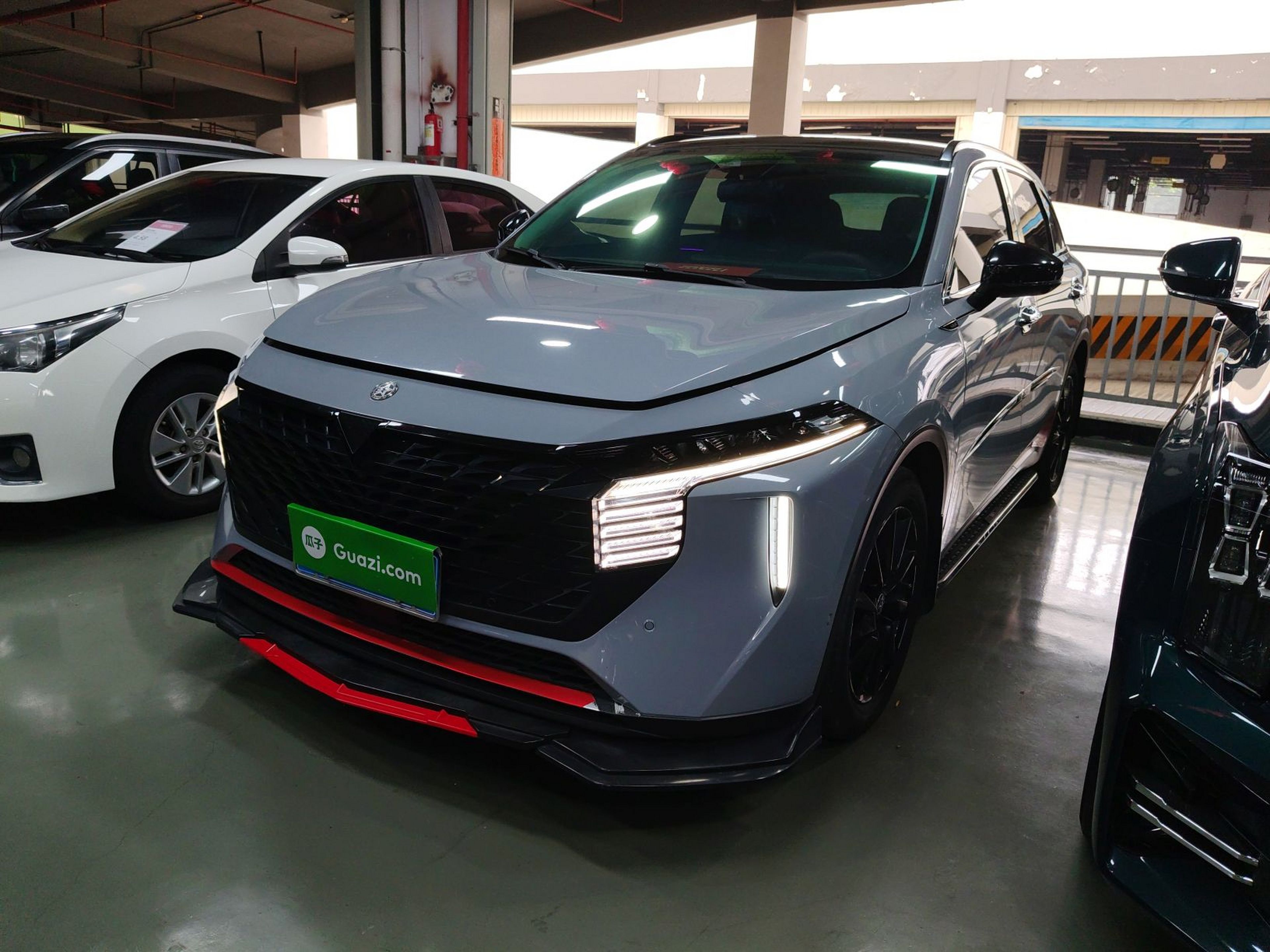 تحت مقدمة السيارة