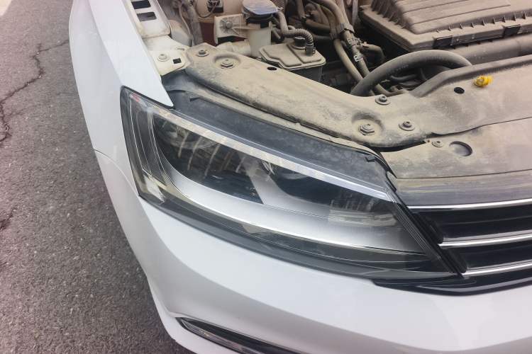 Used Volkswagen Sagitar 2015 230TSI Automatic Comfort Version Right Front Headlight