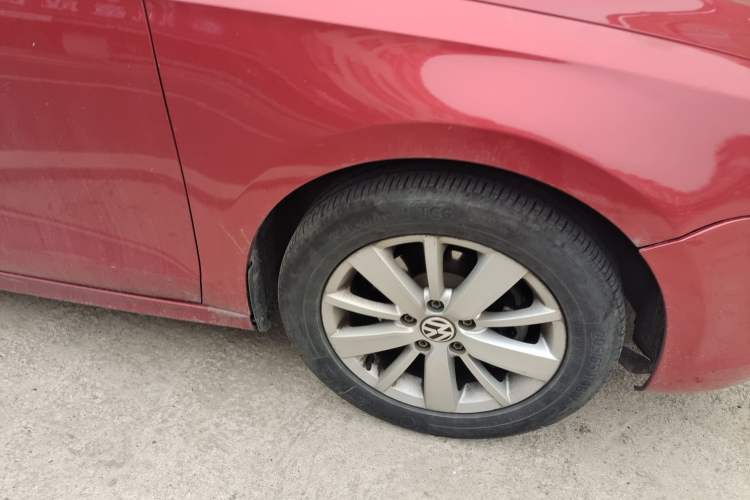 Used Volkswagen Sagitar 2012 1.6L Automatic Fashion Edition Right Front Wheel Hub