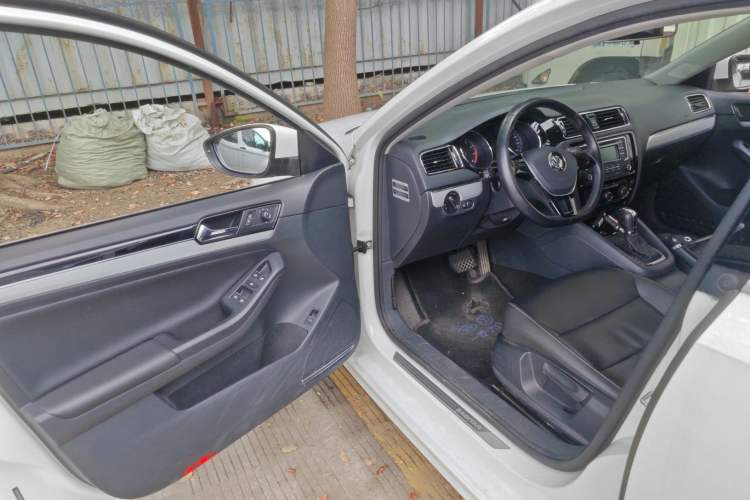 Used Volkswagen Sagitar 2015 230TSI Automatic Comfort Version Driver Seat