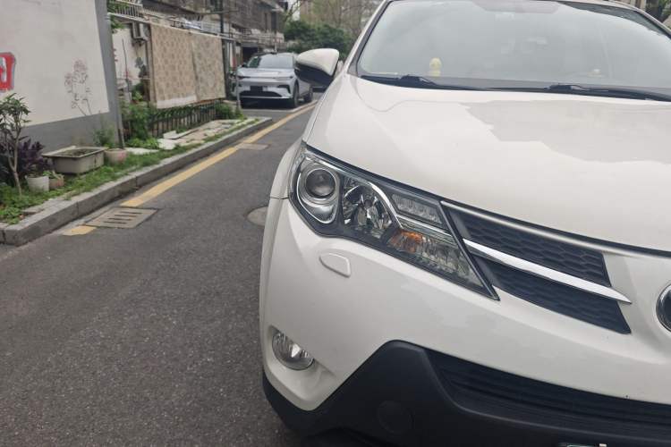 Used Toyota RAV4 2013 2.5L Automatic 4x4 Elite Edition Right Front Headlight