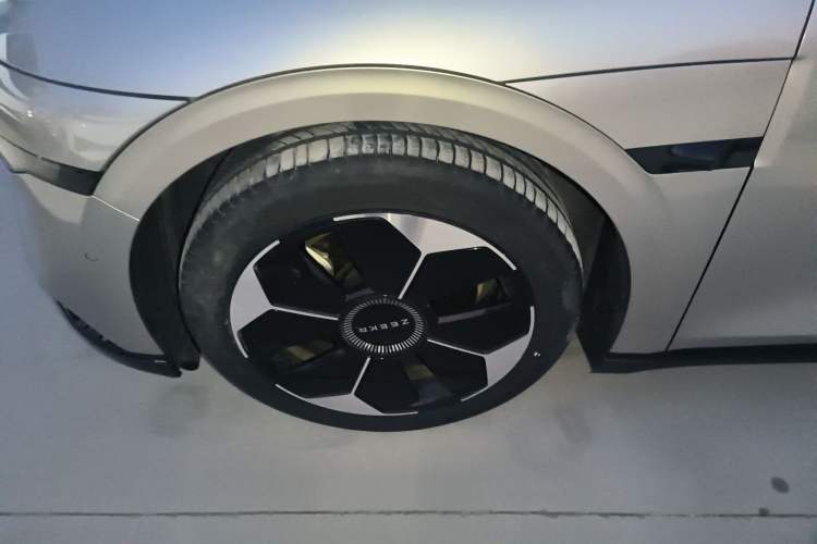 Used Zeekr 007 2024 Rear-Drive Enhanced Version 75 kWh Left Front Wheel Hub