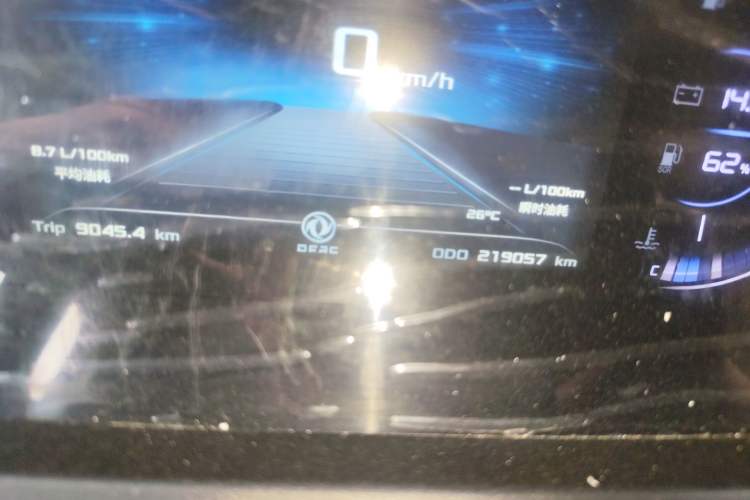 Used Dongfeng Yufeng 2023 V9+ 2.3T Manual Rear-Drive Cargo Van with Dual Rear Tires 3-Seater Odometer Close Up