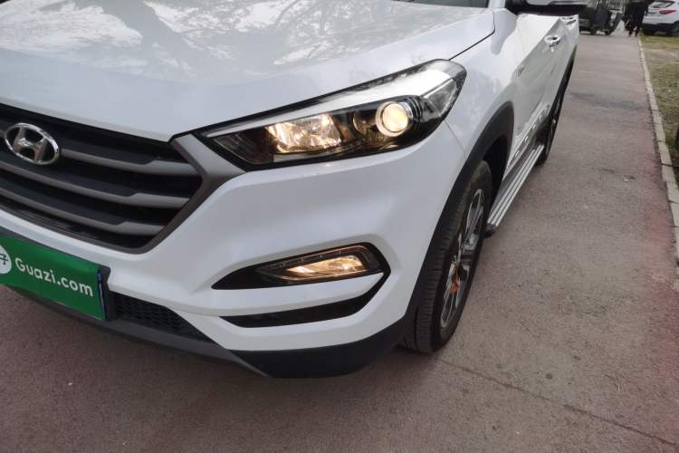 Used Hyundai Tucson 2015 1.6T Dual-Clutch Two-Wheel-Drive Leading Model Left Front Headlight