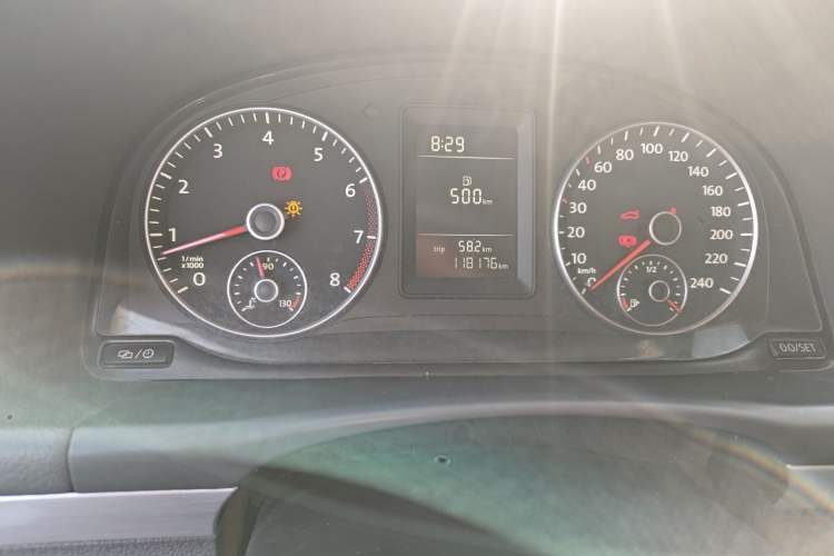 Used Volkswagen Touran 2015 1.4T Manual Fashion Edition 5-Seater Odometer Close Up