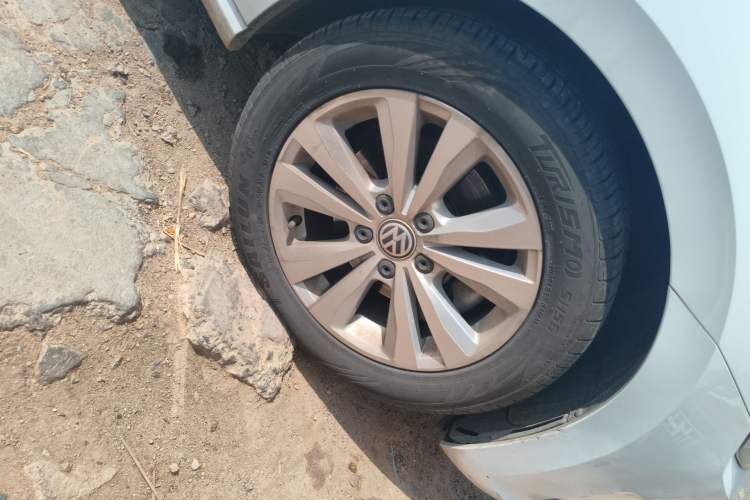 Used Volkswagen Golf Sportsvan 2016 230TSI Automatic Trend Edition Right Front Wheel Hub