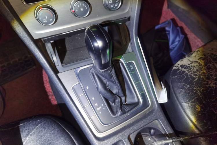 Used Volkswagen Golf 2014 1.6L Automatic Comfort Model Gear Lever