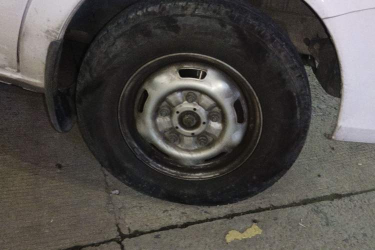 Used JMC Fushun 2023 2.0T Manual Short-Wheelbase Mid-Top Commercial Multi-Purpose 6-Seater Passenger Vehicle
