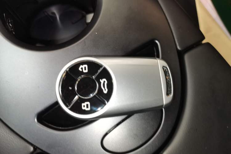 Used ORA Lightning Cat 2024 Dark Night Edition 555km Prestige Version Vehicle Key