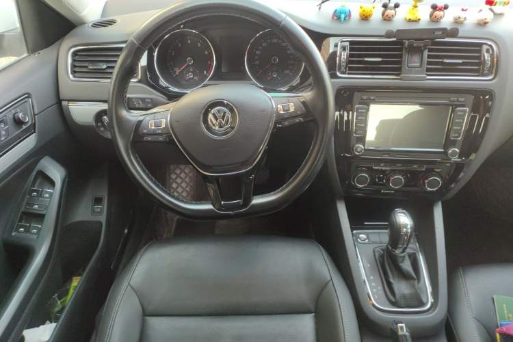 Used Volkswagen Sagitar 2017 230TSI Automatic Comfort Version Steering Wheel