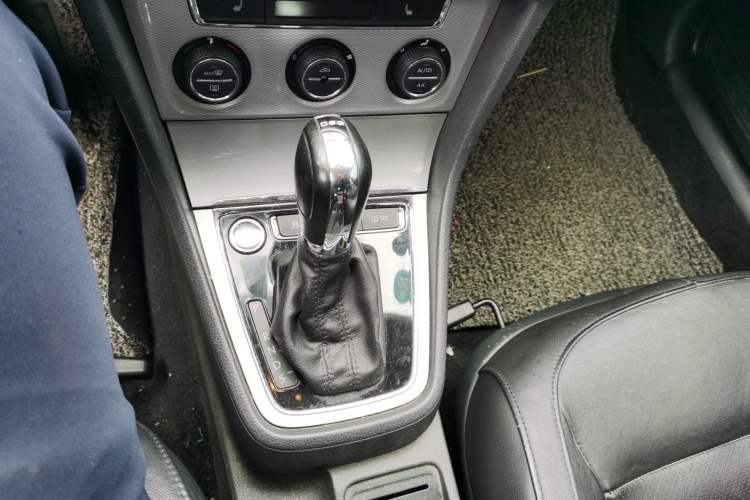 Used Volkswagen Gran Lavida 2013 1.4 TSI Automatic Luxury Model Gear Lever