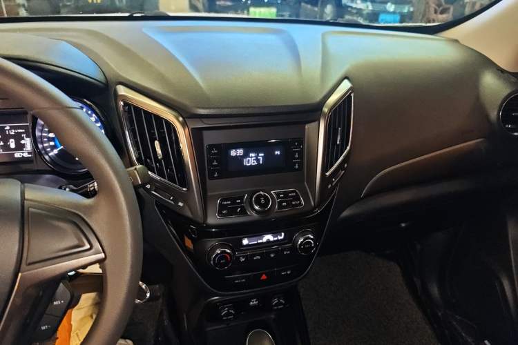 Used CHANGAN CS15 2016 1.5L Automatic Fashion Edition Audio And AC Panel