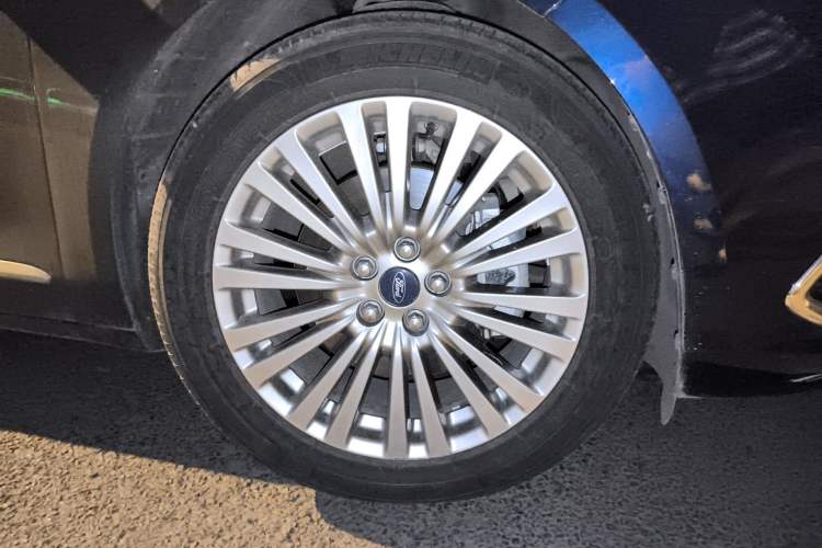 Used Ford Taurus 2017 EcoBoost 245 Luxury Model Right Front Wheel Hub