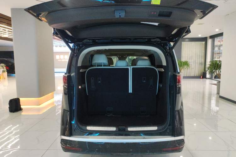 Used Denza D9 2024 DM-i 1050 Luxury Model Trunk