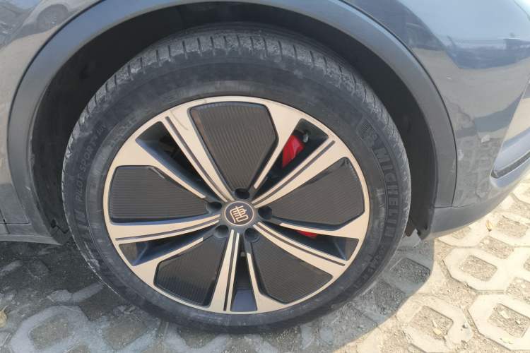 Used BYD Tang New Energy 2022 DM-p 215 km All-Wheel-Drive Deluxe Model Right Front Wheel Hub
