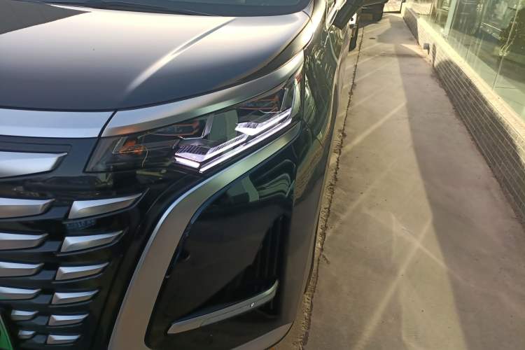 Used Denza D9 2022 DM-i 970 Four-Wheel Drive Prestige Model Left Front Headlight