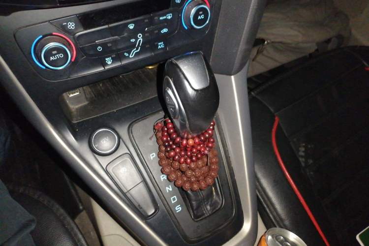 Used Ford Focus 2017 Hatchback EcoBoost 125 Automatic - Ultra-Powerful Style Edition with Smart Drive Features Gear Lever