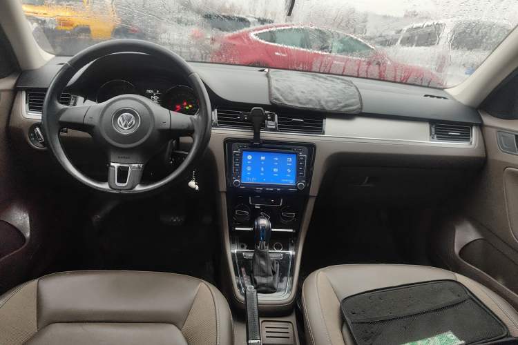 Used Volkswagen Bora 2014 1.6L Automatic Comfort Model Center Console
