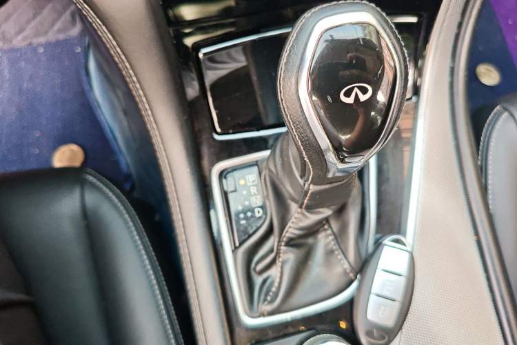 Used Infiniti Q50L 2018 2.0T Enjoyment Version China V Standard Gear Lever