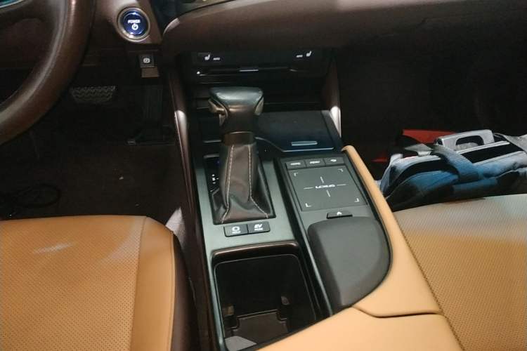 Used Lexus ES 2020 300h Premier Edition