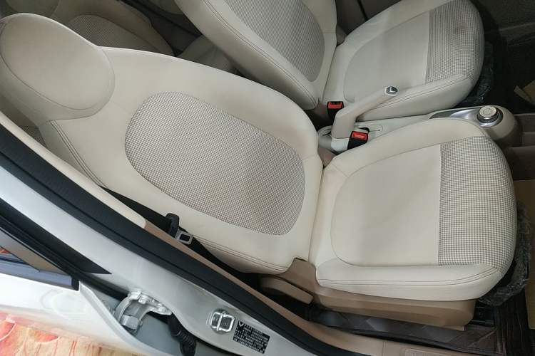 Used Wuling Hongguang MINIEV 2025 Four-Door Version Advanced Edition Right Front Seat