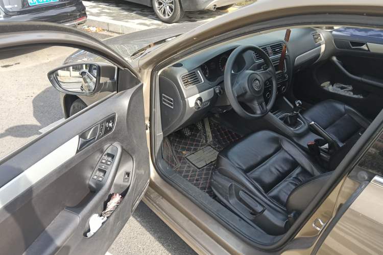 Used Volkswagen Sagitar 2012 1.6L Manual Comfort Model Driver Seat