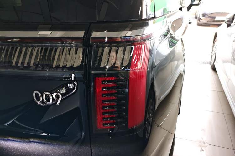 Used Zeekr 009 2024 7-Seater Walk-Through Version Four-Wheel Drive 108 kWh Right Rear Taillight