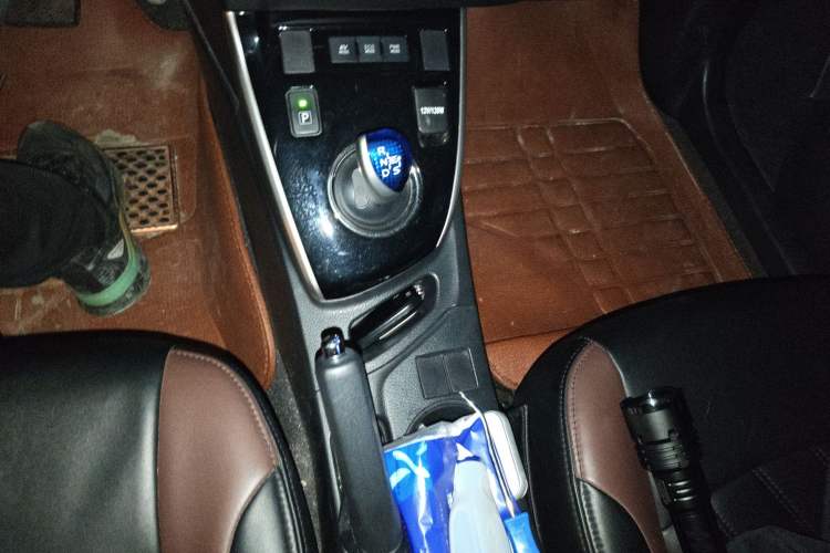 Used Toyota Levin 2016 Dual-Engine 1.8H GS E-CVT Elite Model with Sunroof Gear Lever