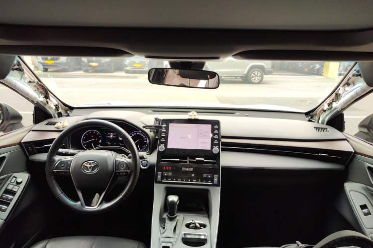 Used Toyota Avalon 2019 2.5L Touring Premium Version China VI Standard Center Console