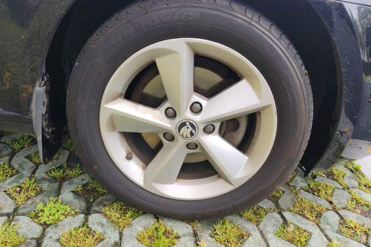 Used Skoda Octavia 2015 1.6L Automatic Yijie Edition Right Front Wheel Hub