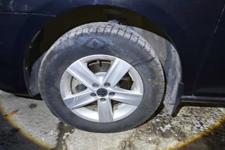 Used Volkswagen Bora 2014 1.6L Automatic Fashion Model Right Front Wheel Hub