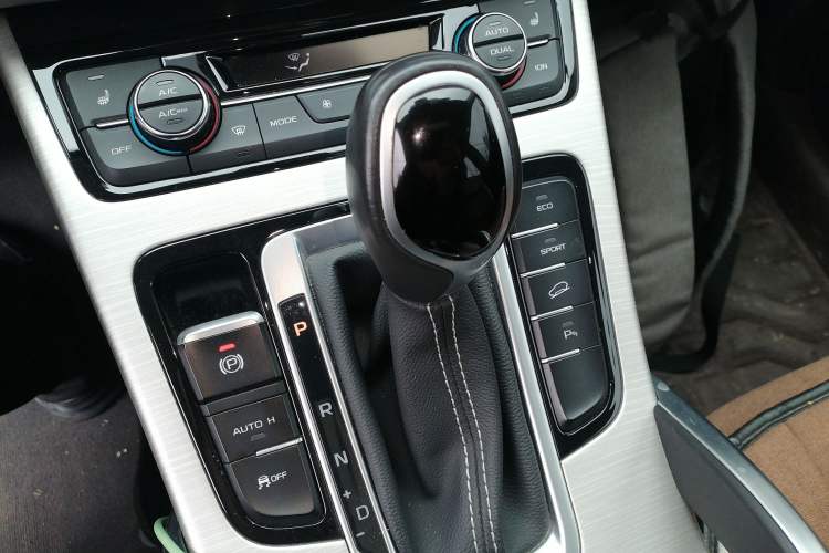 Used Geely Auto Emgrand X7 Sport 2018 1.8TD Automatic Two-Wheel Drive Smart 4G Connected Version
