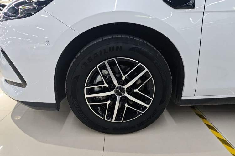 Used BYD Seal 05 DM-i 2025 DM-i Intelligent Drive 120KM Flagship Model Left Front Wheel Hub