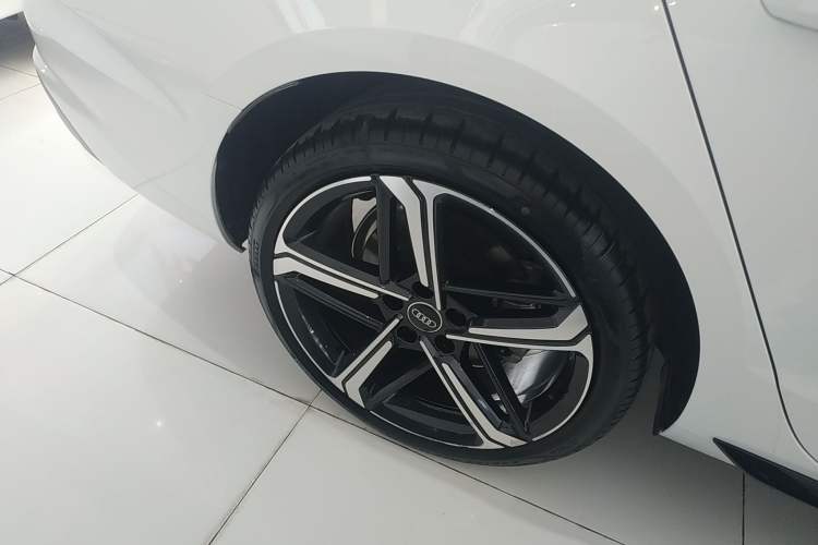 Used Audi A4L 2024 40 TFSI Luxury Dynamic Edition Right Rear Wheel Hub