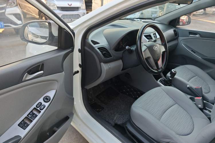 Used Hyundai Verna (older generation) 2014 1.4L Manual Smart GLS Trim