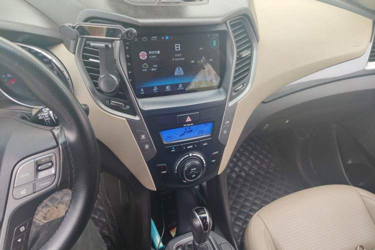 Used Hyundai Santa Fe 2013 2.4L Automatic 4x4 Prestige Edition Audio And AC Panel