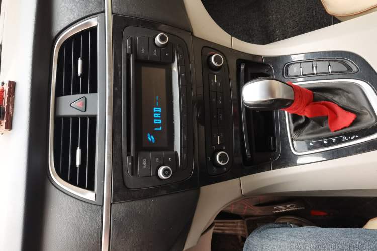 Used Huasong 7 2015 2.0T Automatic Comfort Model Audio And AC Panel