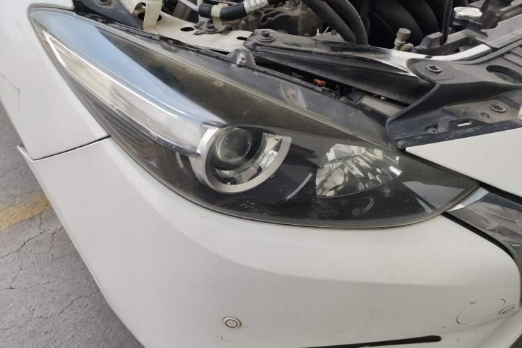 Used Mazda 3 Axela 2017 Sedan 1.5L Automatic Comfort Model Emission Standard China V Right Front Headlight