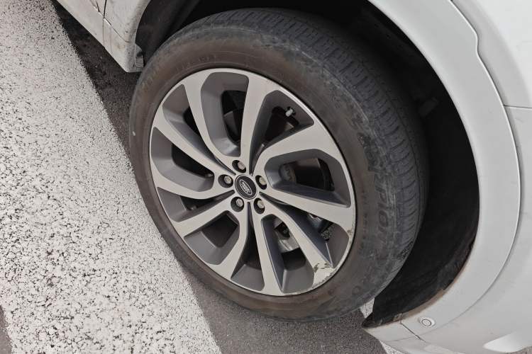 Used Land Rover Discovery Sport New Energy 2021 P300e Performance Tech Edition Right Front Wheel Hub