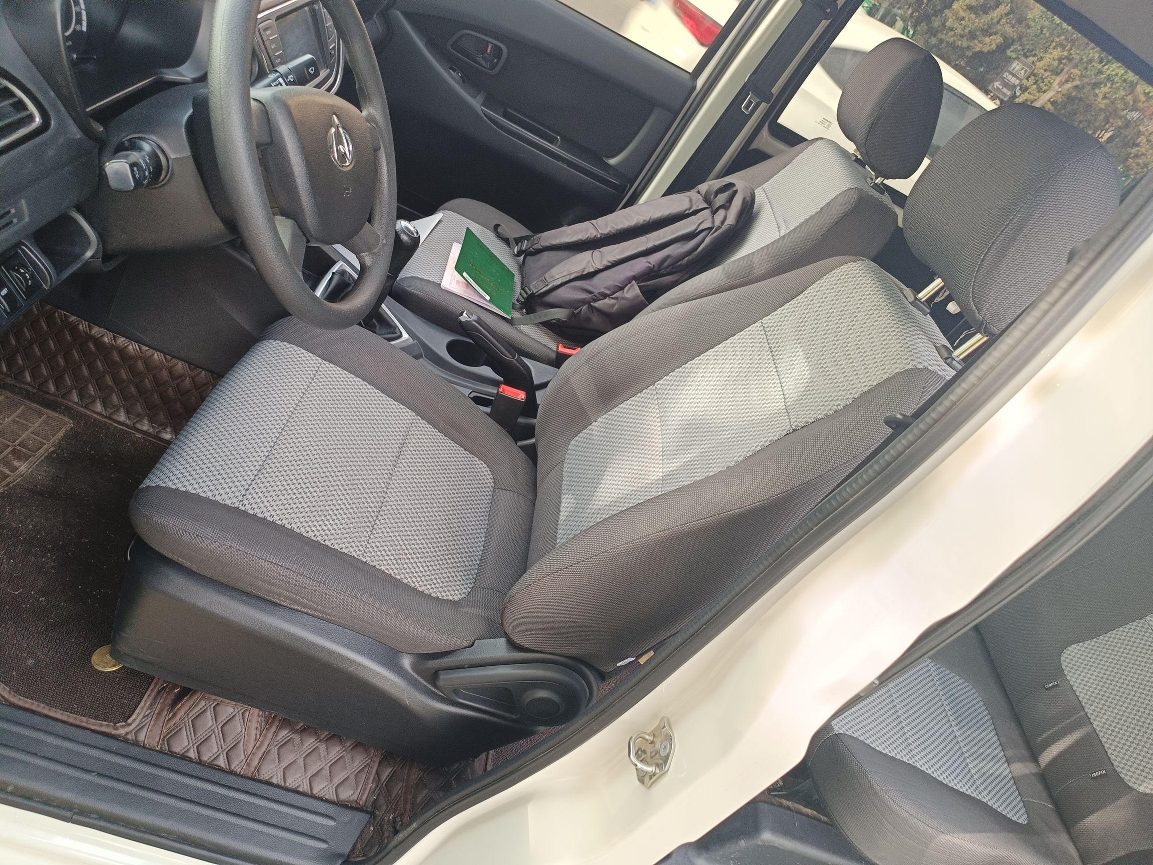 Переднее сиденье в автомобиле