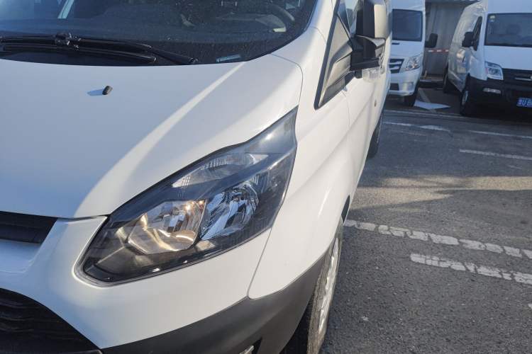 Used Ford Transit 2019 2.0T Diesel Multi-Purpose Commercial Vehicle Mid-Drive Mid-Roof 6-Seater China VI Standard
