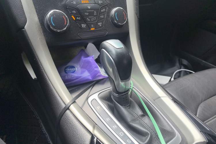 Used Ford Mondeo 2013 2.0L GTDi 200 Fashion Edition Gear Lever