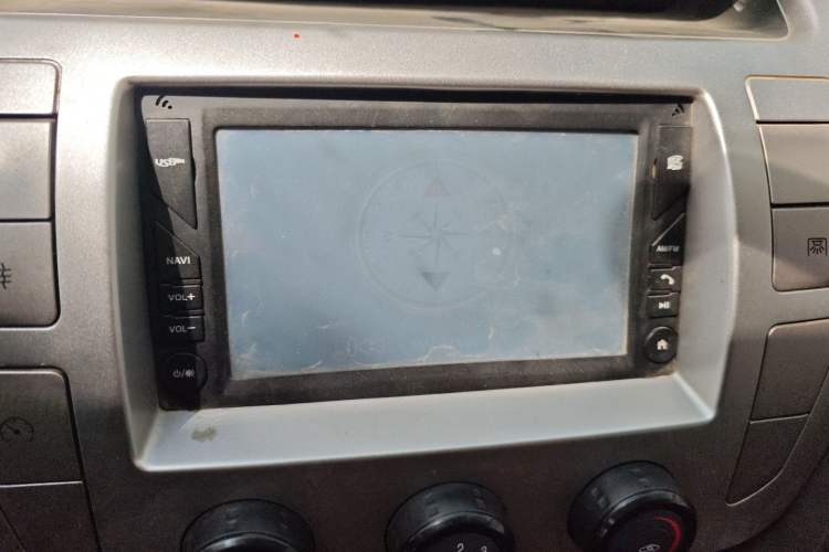 Used SAIC MAXUS Xintu V80 2016 2.5T Manual Aoyuntong National V Short Wheelbase Low-Roof 6-Seater Audio And AC Panel