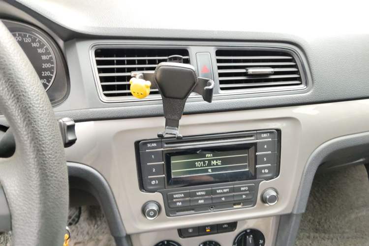 Used Volkswagen Gran Lavida 2013 1.6L Manual Fashion Model
