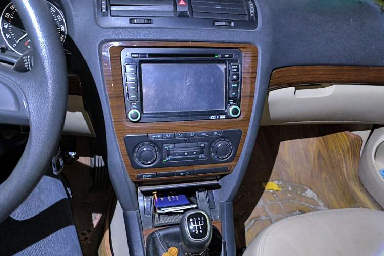 Used Skoda Octavia 2013 1.4TSI Manual Yijun Edition Audio And AC Panel