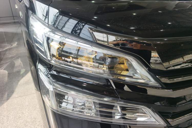 Used Toyota Vellfire 2023 Crown Dual-Engine 2.5L HV Prestige Edition
